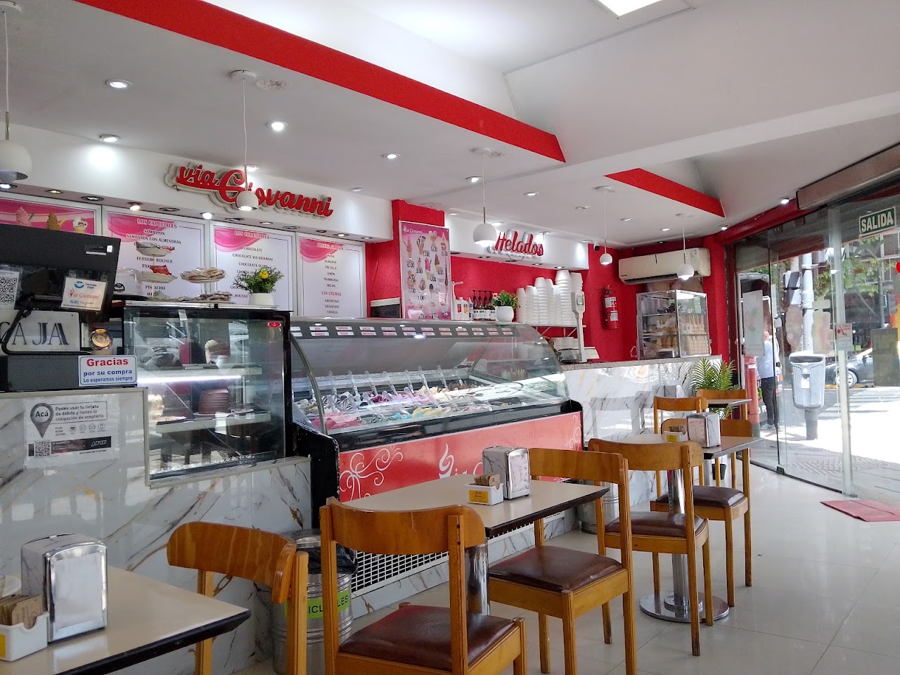 Interior de Via Giovanni, heladería y café en Av. Belgrano