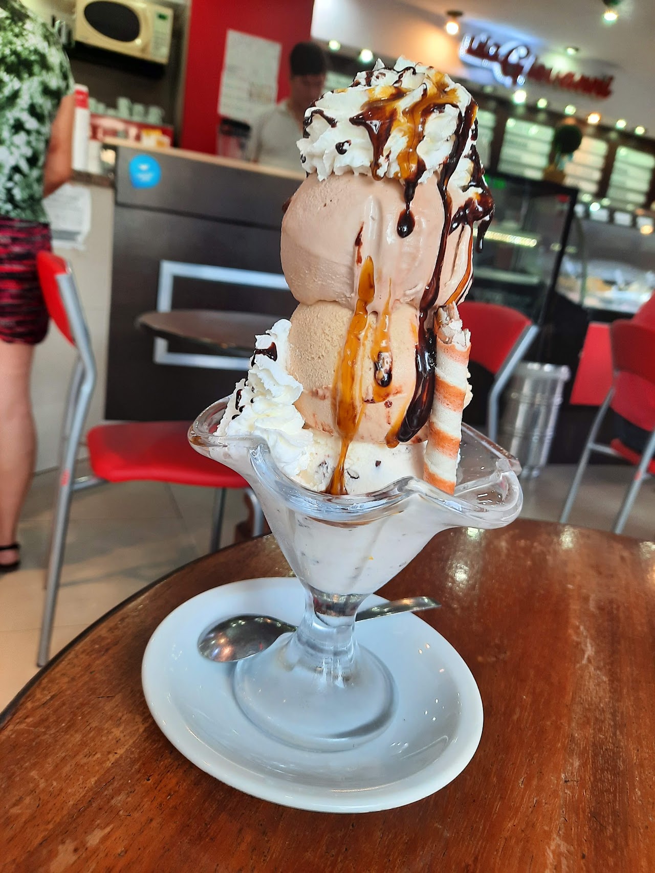 Copa de helado artesanal con crema chantilly, dulce de leche y barquillo en Via Giovanni