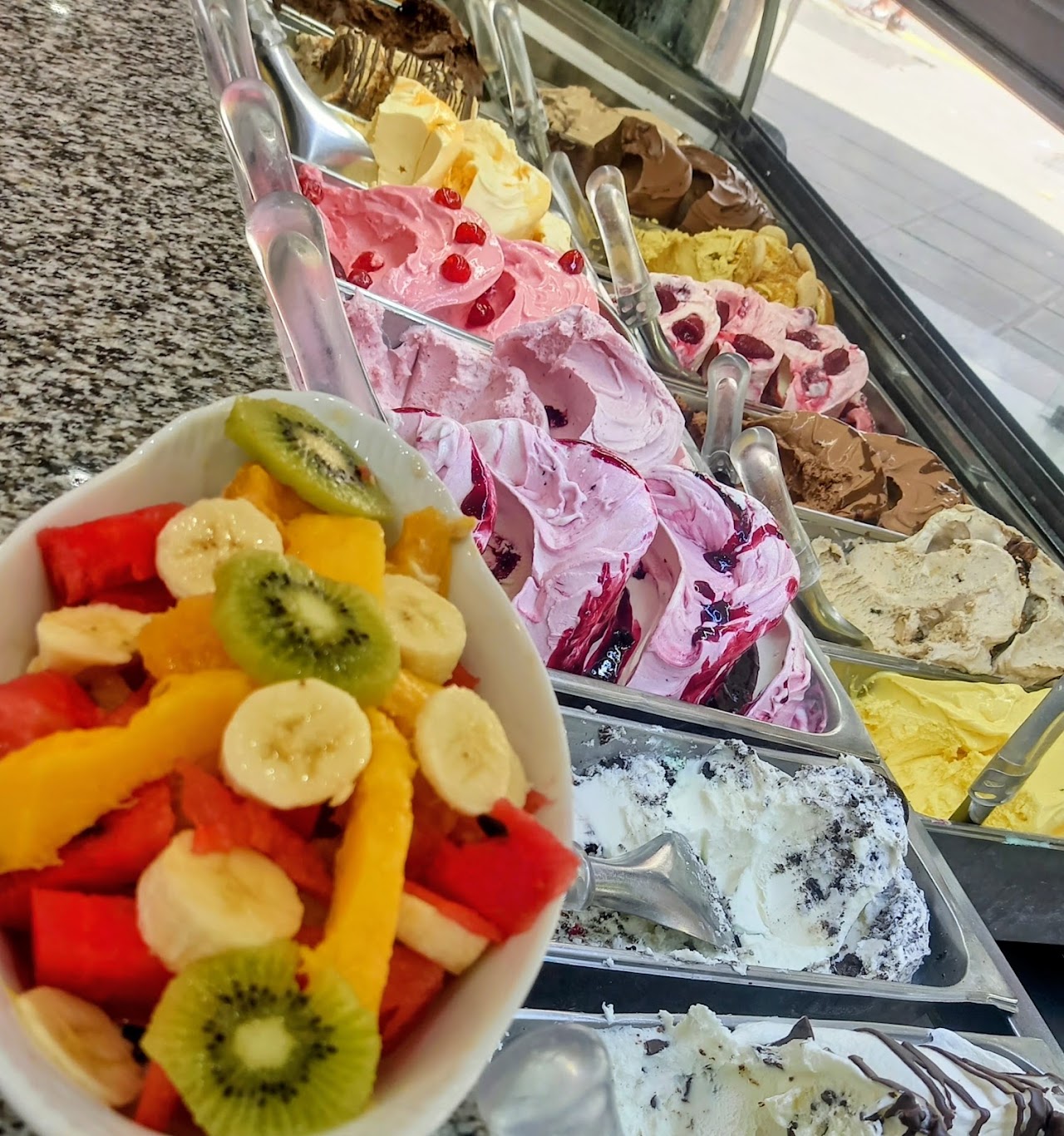 Vitrina de sabores de helado artesanal Via Giovanni con frutas frescas
